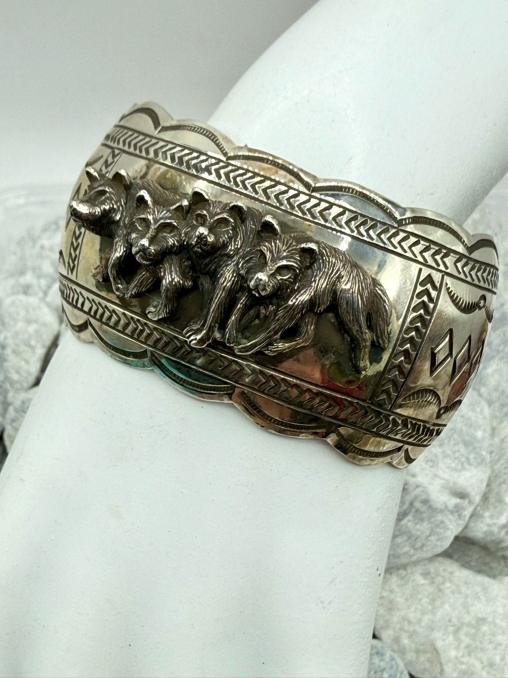 Navajo Carson Blackgoat Sterling 3D Wolfpack Cuff Bracelet Signed Sterling 59.2g - Picture 13 of 14
